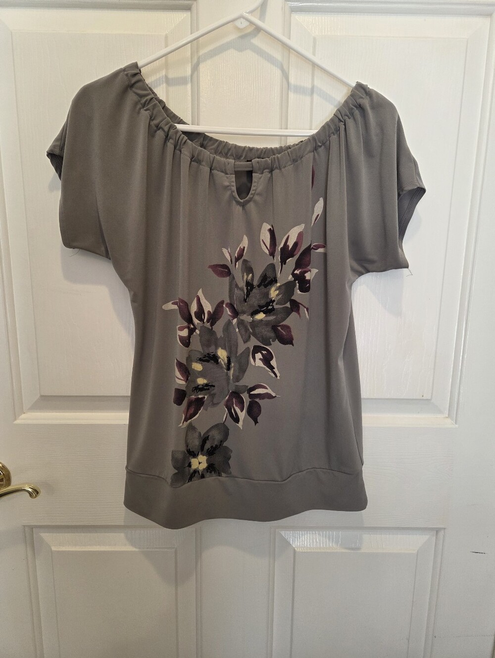 The Limited Women’s Gray Floral  Top Size Small